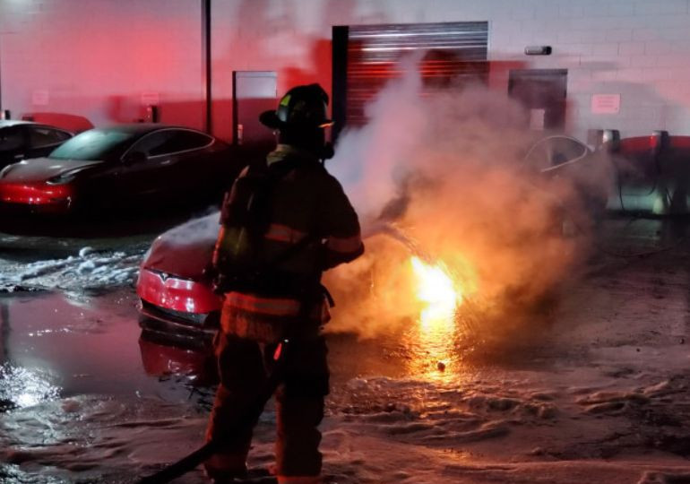 В США возле сервисного центра сгорела Tesla Model S, фото
