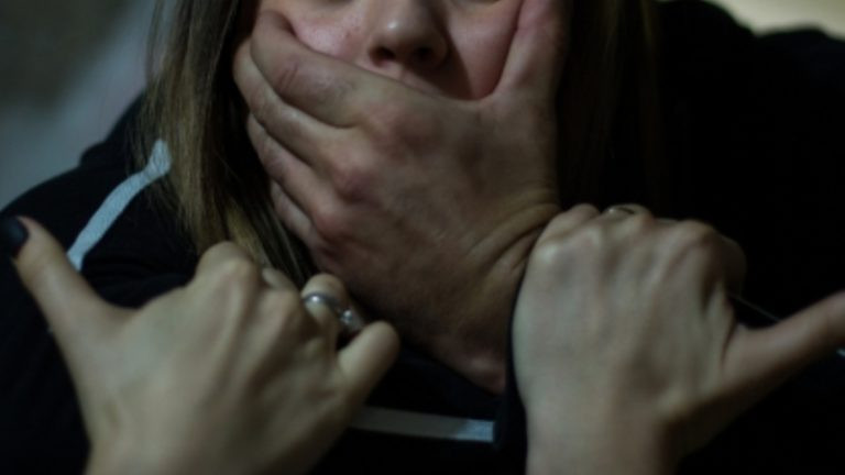 Обколол наркотиками и изнасиловал: в Мариуполе мужчина надругался над 17-летней