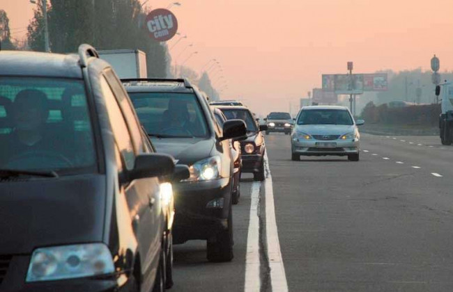 Лихач, который решил объехать пробку по встречке, получил хороший урок: видео