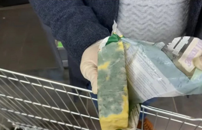 В «Новусе» на прилавках магазина украинцы заметили арбуз с плесенью и килограммы просрочки