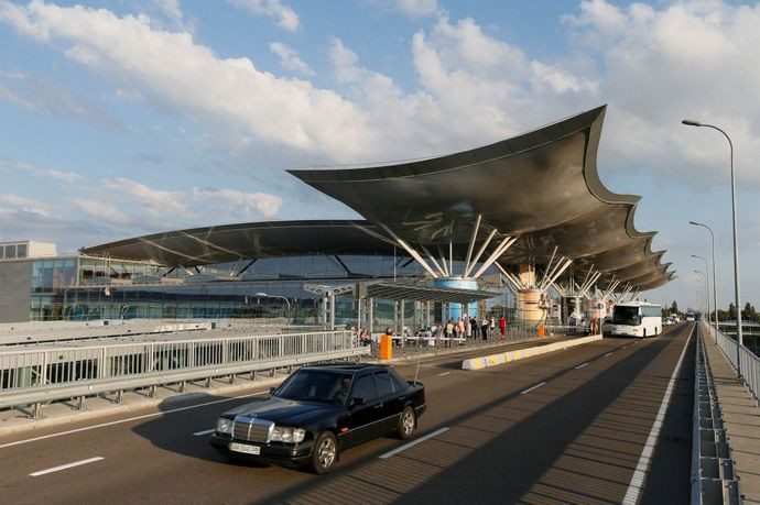 В аэропорту Борисполь закрыли две парковки рядом с терминалом D