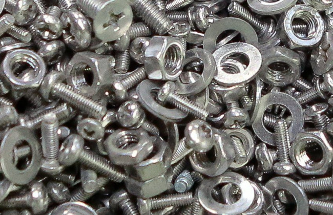 Отказался от алкоголя и глотал металл: врачи извлекли из желудка мужчины килограмм гвоздей и шурупов