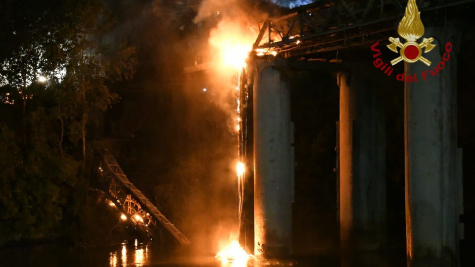 В Риме частично сгорел один из старинных мостов: фото и видео