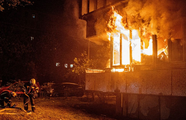 В Киеве вспыхнул балкон в многоэтажке, фото