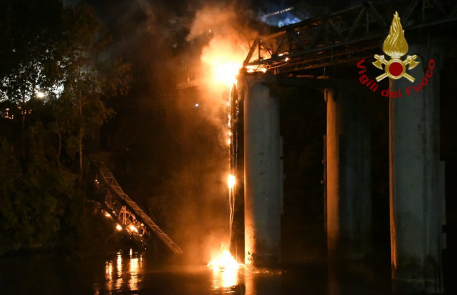 В Риме частично сгорел один из старинных мостов: фото и видео