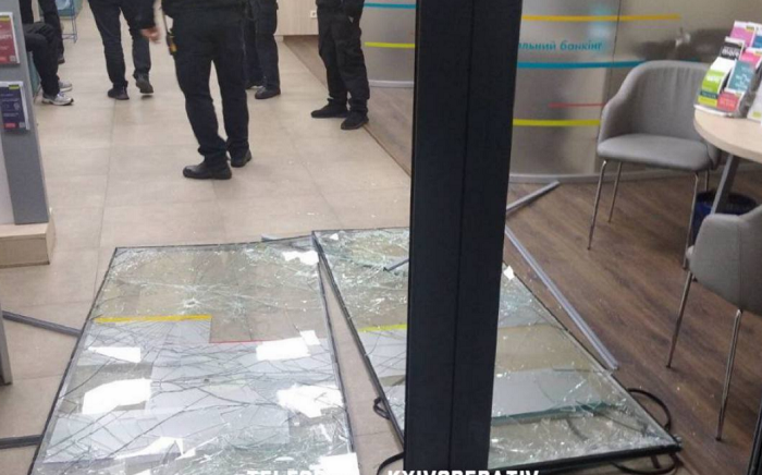 Пытался обокрасть: в Киеве мужчина устроил погром в банке, фото