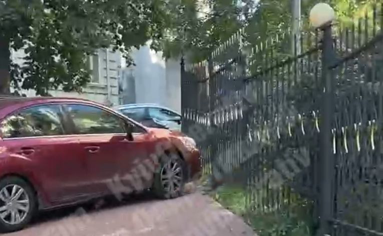Перегородили тротуар: киевлян разозлили «герои парковки», видео