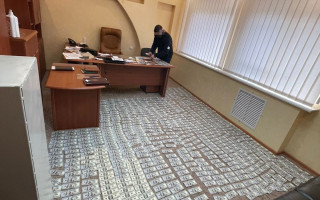Хабарі за безперешкодну діяльність: викрито керівника держпідприємства та правоохоронця