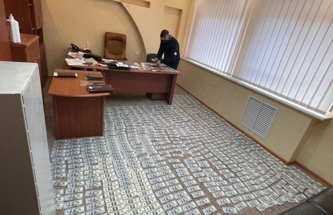 Хабарі за безперешкодну діяльність: викрито керівника держпідприємства та правоохоронця