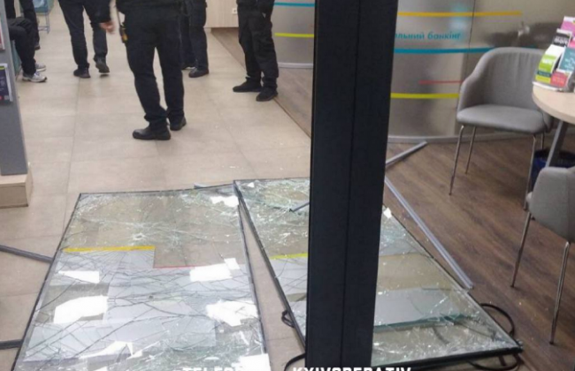 Пытался обокрасть: в Киеве мужчина устроил погром в банке, фото