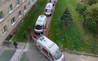 Рекордное количество госпитализированных во Львове: на входе в больницу образовалась очередь «скорых»