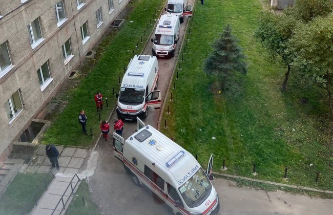 Рекордное количество госпитализированных во Львове: на входе в больницу образовалась очередь «скорых»