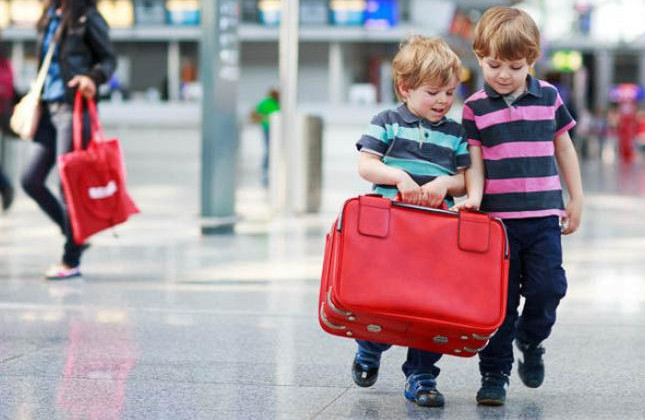 Не поінформував одного із батьків про виїзд дитини за кордон – плати штраф