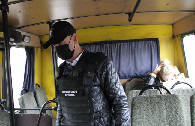 В Киеве война перевозчиков и КГГА: маршрутчики подали в суд из-за проверок