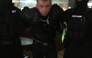 Погрожували розправою над сім’єю: на Харківщині рейдери вимагали 700 тисяч доларів від директора підприємства