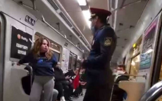 В Киеве девушку выгнали из вагона метро из-за отсутствия маски