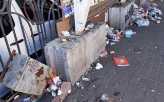 В Киеве возле центрального вокзала заметили горы мусора