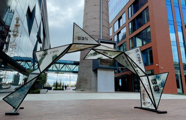 В Киеве появилась необычная инсталляция из переработанного пластика: фото