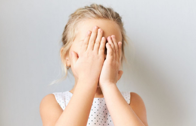 У Києві чоловік приставав до двох 9-річних дівчат та ще й обікрав одну із них