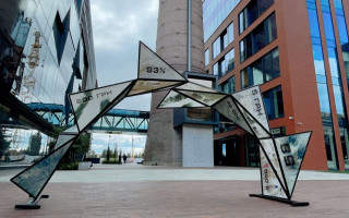 В Киеве появилась необычная инсталляция из переработанного пластика: фото