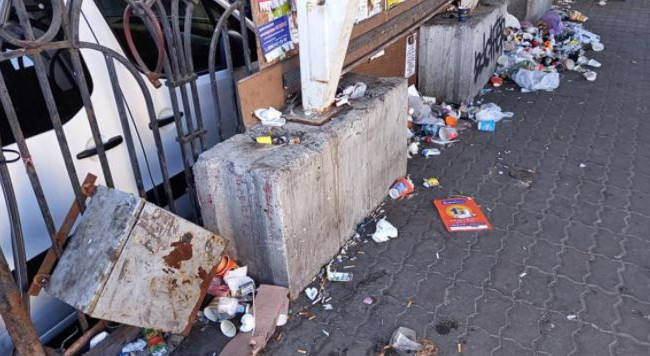 В Киеве возле центрального вокзала заметили горы мусора