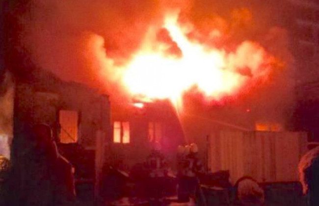 В Киеве вспыхнул пожар в одноэтажном здании, фото