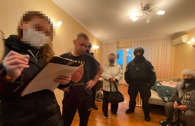 Погрожували насильством: у Києві банда вимагала від страхового агента 130 тисяч гривень