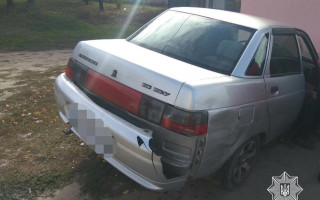 В Харькове легковушка влетела в остановку: есть пострадавшие