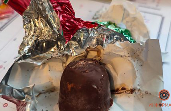 В Днепре мужчине продали конфеты с червями: фото и видео