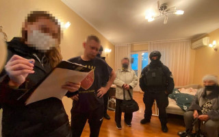 Погрожували насильством: у Києві банда вимагала від страхового агента 130 тисяч гривень