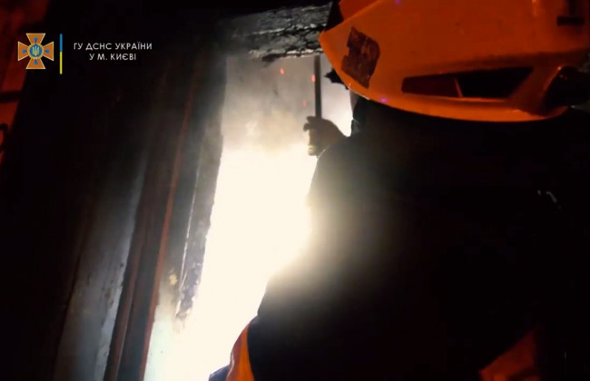 В Киеве случился масштабный пожар в заброшке: видео