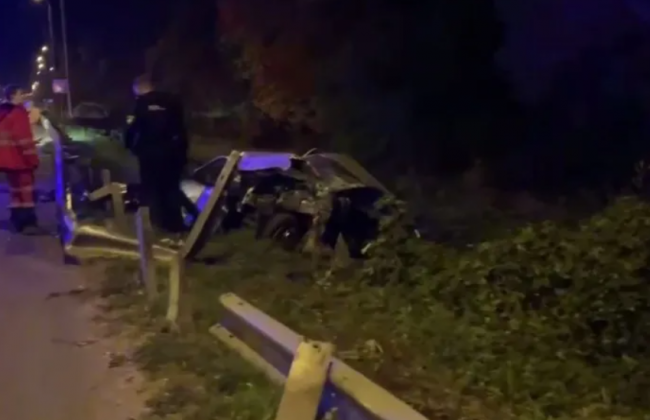 Под Киевом автомобиль снес отбойник и слетел с трассы: есть погибший