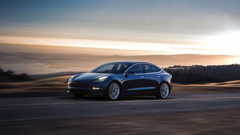 Электромобили Tesla существенно выросли в цене: в чем причина