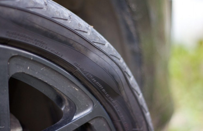 Стало известно, чем опасна невидимая «грыжа» на шине автомобиля