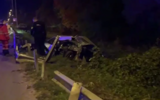 Под Киевом автомобиль снес отбойник и слетел с трассы: есть погибший