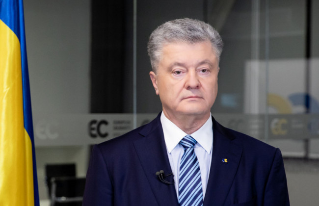 Порошенко обвинил Офис Президента в организации проплаченных протестов у своего дома