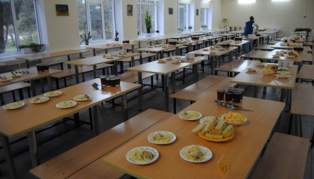 В школе Ужгорода детям на завтрак выдали блины в файлах: прокуратура проверяет информацию