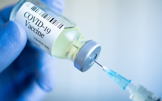 Стало известно, как долго сохраняется иммунитет после вакцинации AstraZeneca и Pfizer