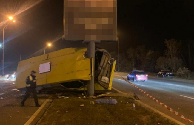 Ужасное ДТП в Киеве: авто влетело в маршрутку с пассажирами