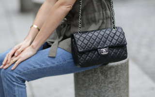 По одной на человека в год: Chanel заявляет о лимите на покупку своих сумок