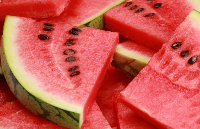 В Днепре фермеры бесплатно раздавали арбузы