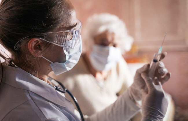 Исследование показало, что вакцинация на 90% эффективна для предотвращения тяжелых случаев COVID