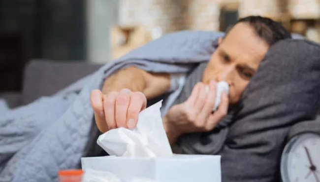 Лікарі розповіли по яких симптомах визначити легкий перебіг COVID-19