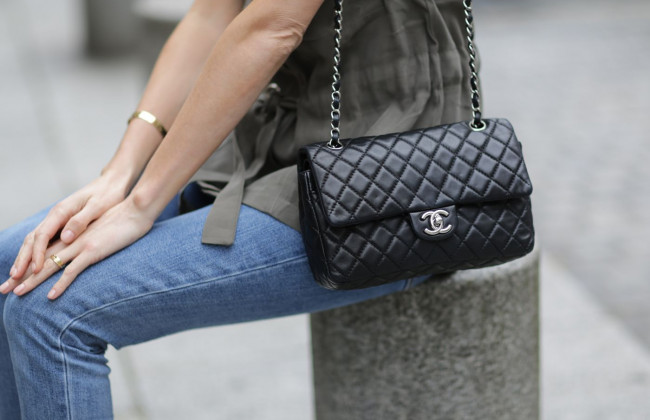 По одной на человека в год: Chanel заявляет о лимите на покупку своих сумок