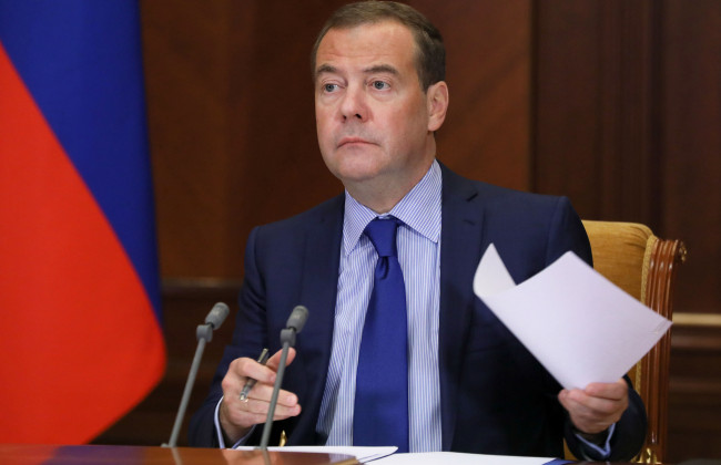 В ожидании «вменяемого руководства»: Медведев написал статью об Украине