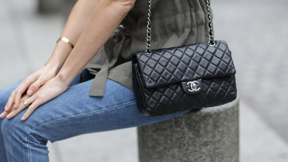 По одной на человека в год: Chanel заявляет о лимите на покупку своих сумок