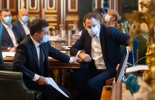 У Зеленского рассказали, какие ограничения могут ввести на передвижение общественным транспортом и посещение ресторанов