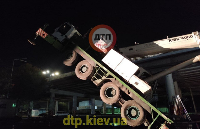 В Києві на Видубичах автокран став дибки та завалився на міст, фото