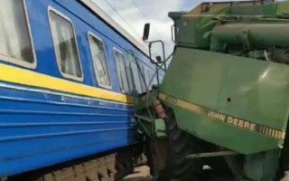 Под Киевом пассажирский поезд протаранил комбайн на железнодорожном переезде, фото