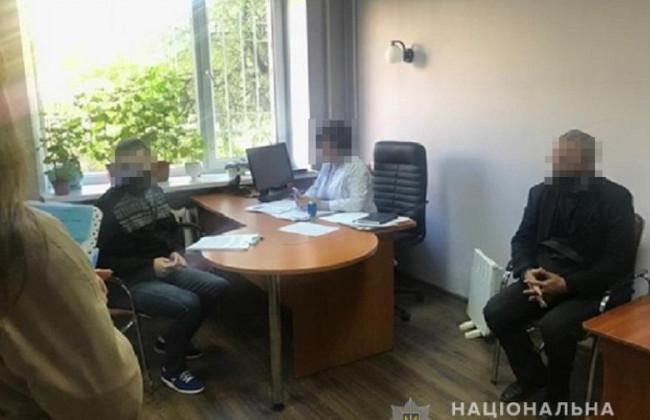 250 євро за COVID–сертифікат: у Києві викрито пенсіонера та медпрацівниць на підробці документів